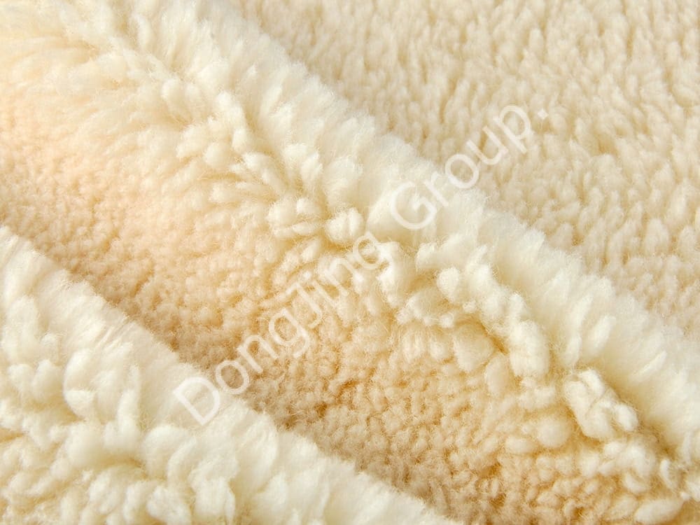 DP0605-Hong Mi Vitt isländskt hår faux fur fabric